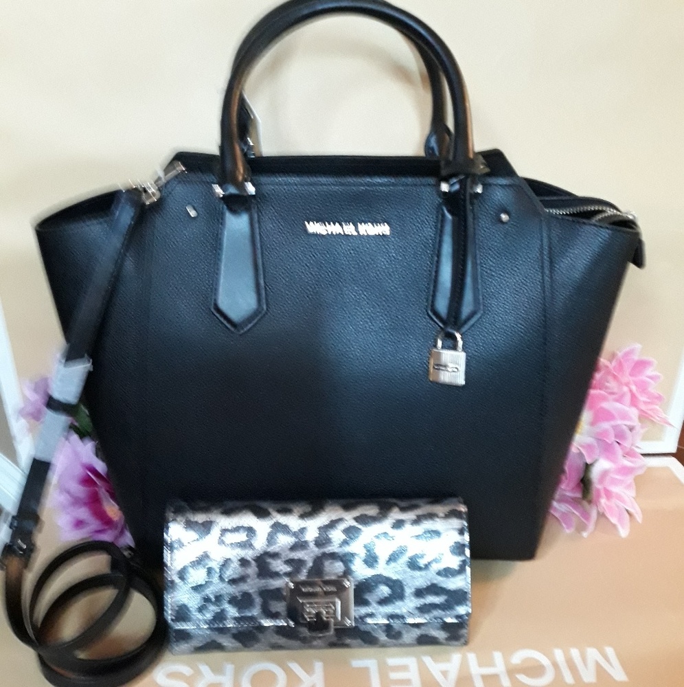 Michael kors purse  bag crossbody ONLY